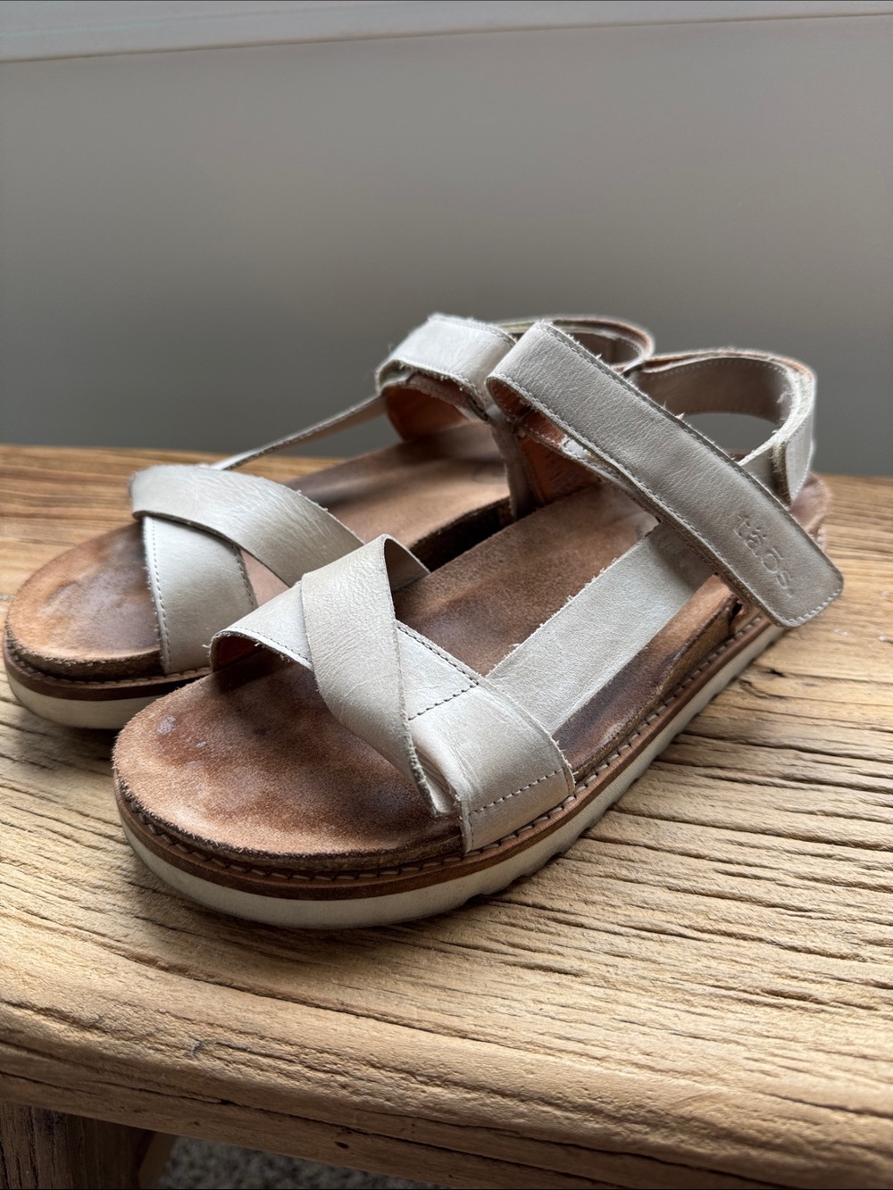 Taos Women’s Cream Leather Platform Sandals with cork sole! Lots of life left